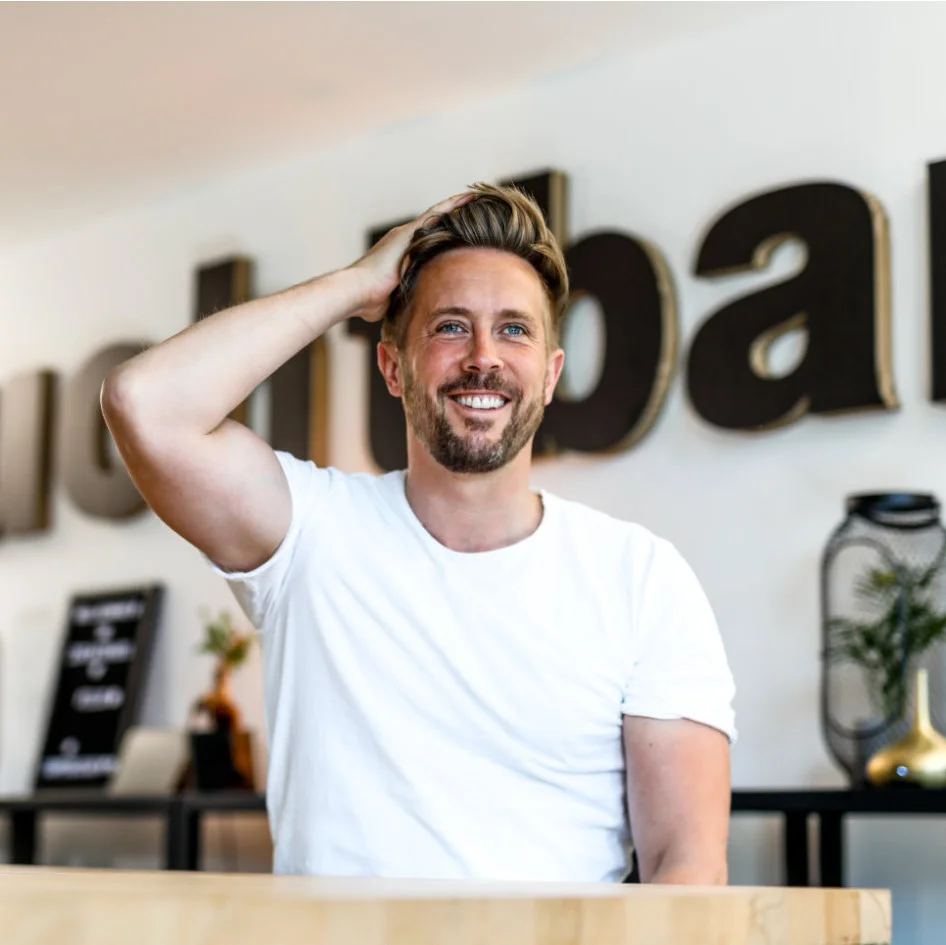 Zuchtbar_Business Club One_Felix Thoennessen Felix Thönnessen sitzt an der Bar in seinem Eventort Zuchthaus.